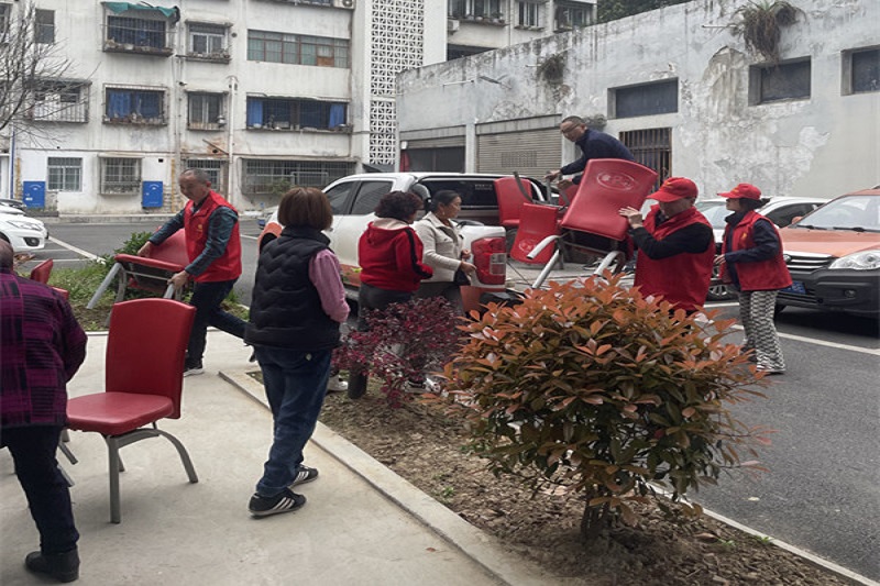 我为群众办实事||党建引领送温暖，，，，，爱心座椅进社区